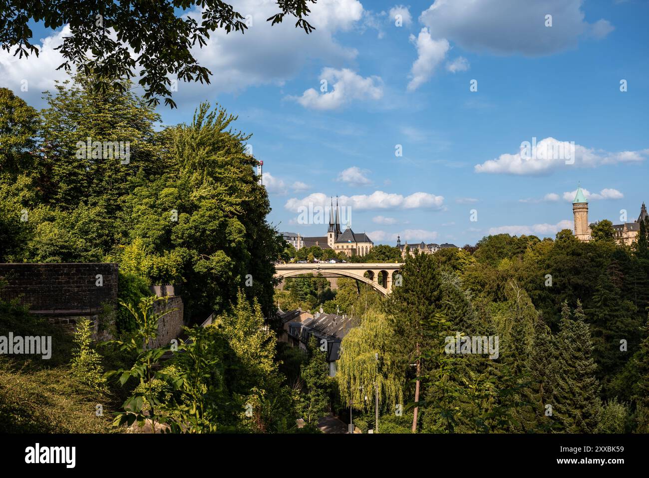 Malerischer Blick auf die Adolphe-Brücke und die Kathedrale Notre-Dame über das Pétrusse-Tal an einem Sommertag - Luxemburg-Stadt Stockfoto