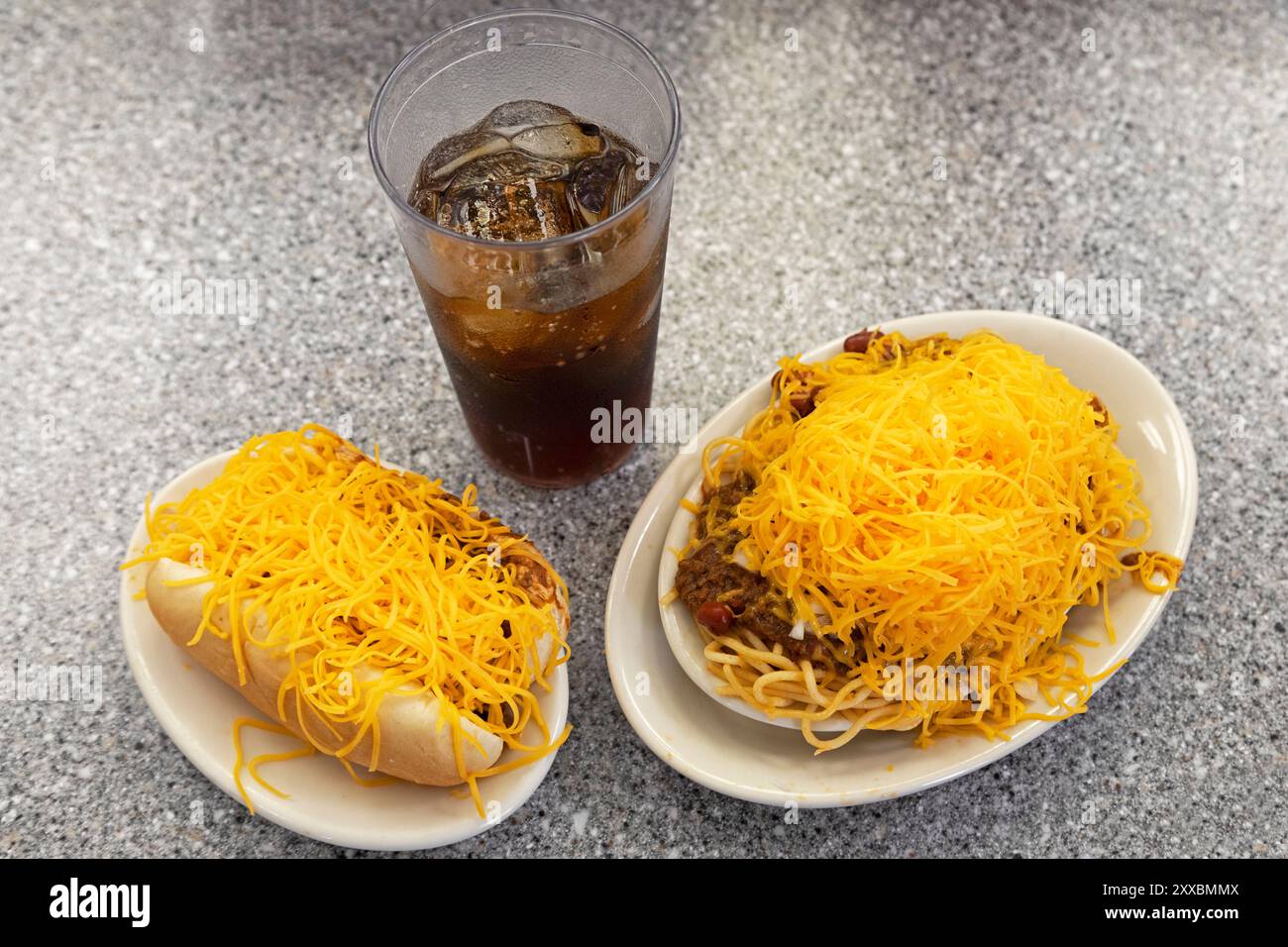 Cincinnati Chili diente in Cincinnati, Ohio. Das Gericht ist eine Spezialität der Stadt im Mittleren Westen. Stockfoto