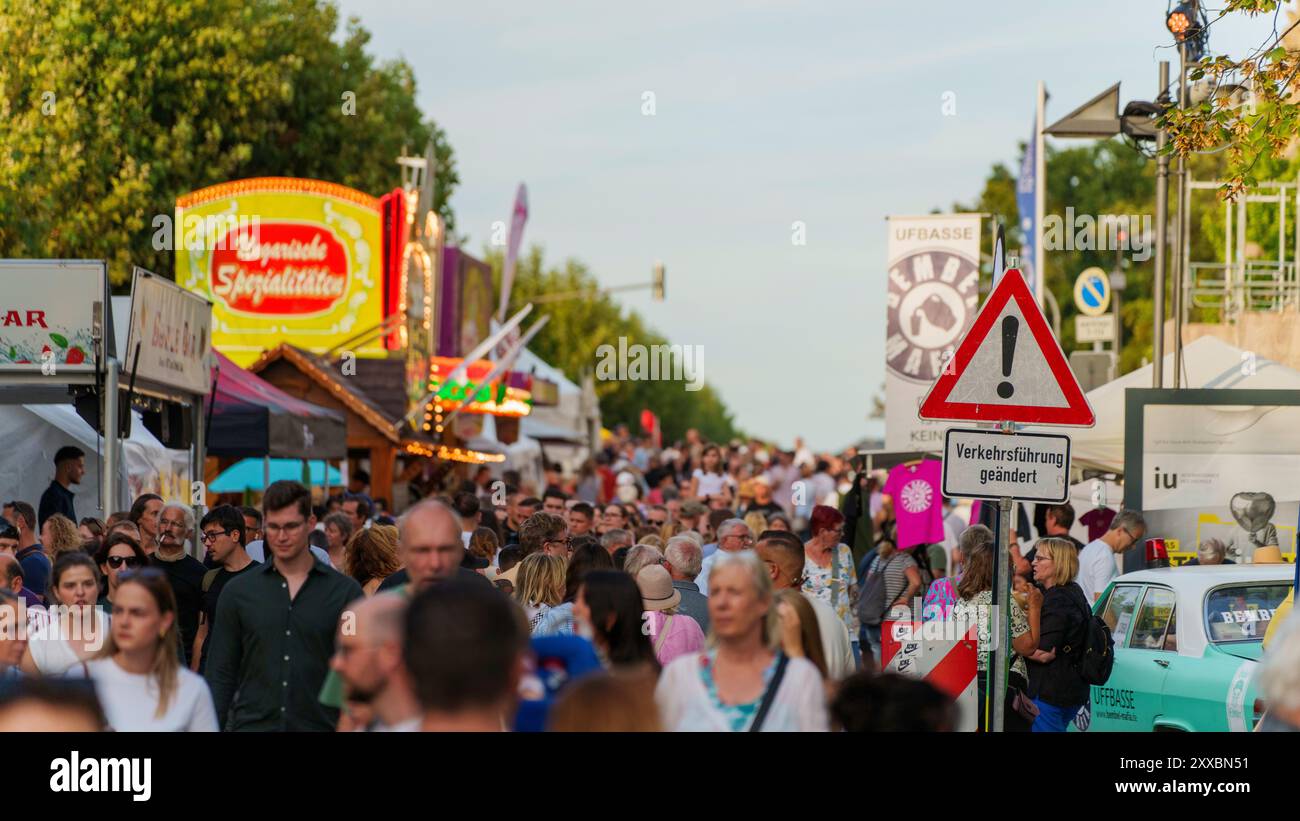 23. August 2024, Hessen, Frankfurt/Main: Besucher schlendern am Schaumainkai mit unzähligen Ständen, die Kultur und kulinarische Köstlichkeiten bieten. Mit dem Museumsuferfest (Freitag, 23. August, bis Sonntag, 25. August 2024), die Bankenstadt feiert ihre Kultur- und Museumslandschaft. Foto: Andreas Arnold/dpa Stockfoto