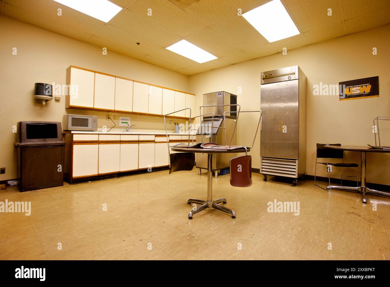 Arbeiter werden bei Flexible Rubber Infusion Molding entlassen, da das Unternehmen Schwierigkeiten hat, ihre Auftragsbücher zu füllen. Stockfoto