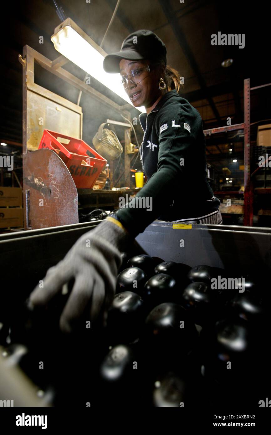 Arbeiter werden bei Flexible Rubber Infusion Molding entlassen, da das Unternehmen Schwierigkeiten hat, ihre Auftragsbücher zu füllen. Stockfoto