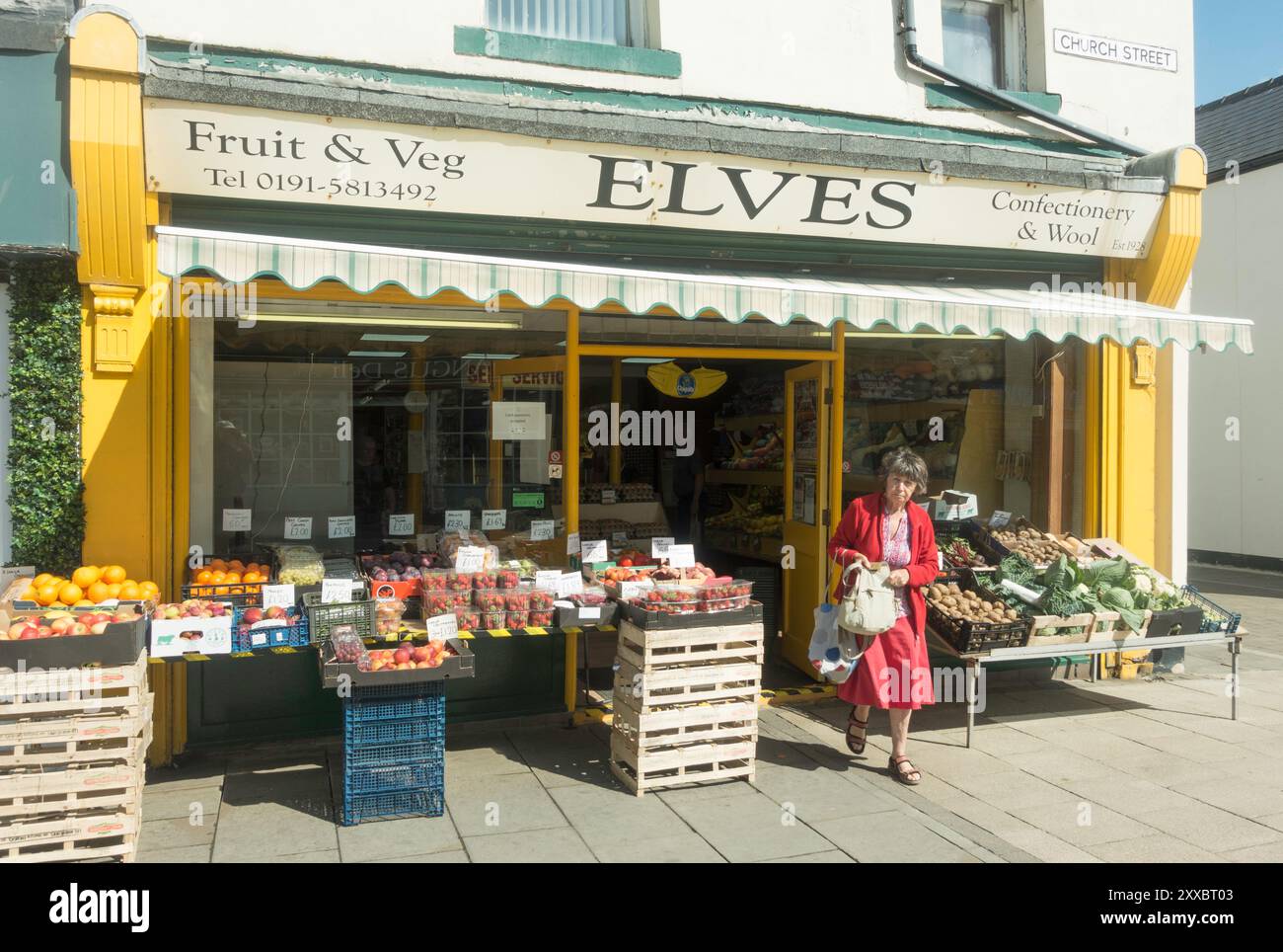 Frau verlässt Gemüseläden in Church St. Seaham, Co. Durham, England, Großbritannien Stockfoto