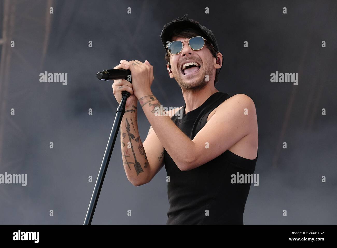 Southsea, Großbritannien. August 2024. Der englische Sänger, Songwriter und Produzent Louis William Tomlinson, ein ehemaliges Mitglied der britischen Boyband One Direction, bekannt als Louis Tomlinson, tritt live auf der Bühne des Victorious Festivals auf. (Foto: Dawn Fletcher-Park/SOPA Images/SIPA USA) Credit: SIPA USA/Alamy Live News Stockfoto