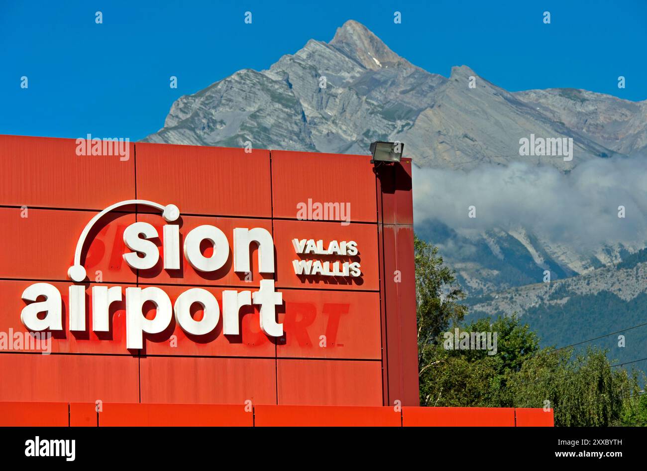 Flughafen Sion, Peak Haut de Cry hinter, Sion, Wallis, Schweiz Stockfoto