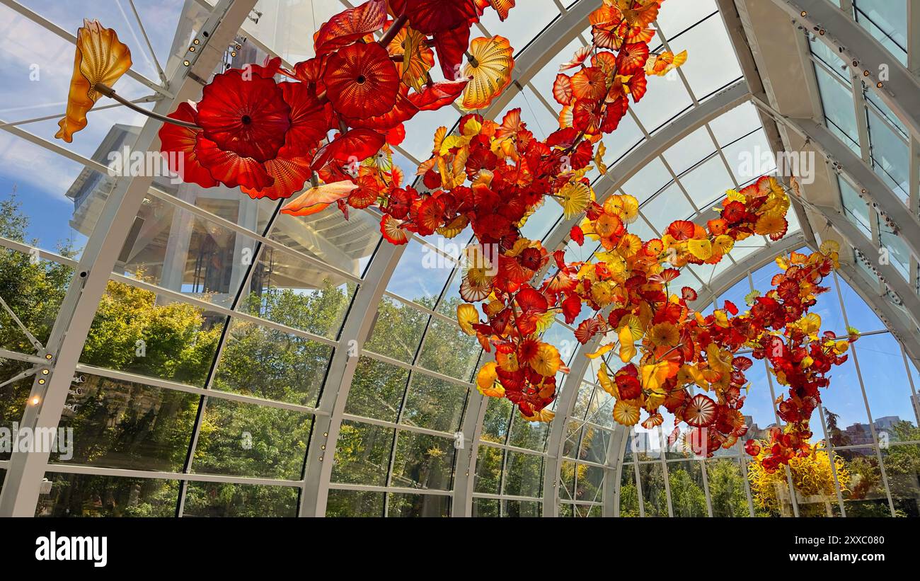 Verworrene Reihen von mundgeblasenen Glasblumen hängen oben im Atrium von Chihuly Gardens and Glass. Stockfoto