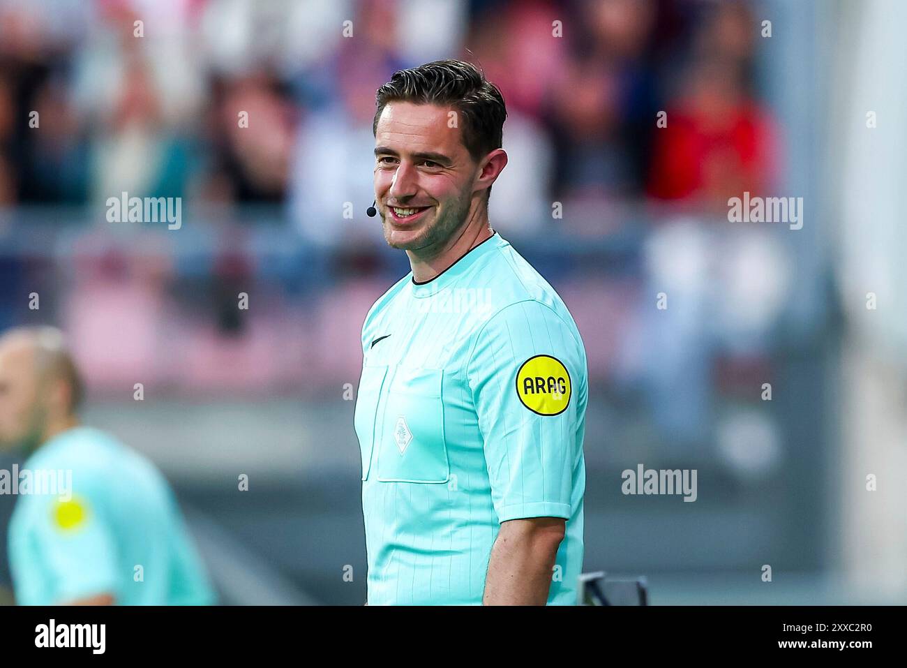 Emmen, Niederlande. August 2024. EMMEN, NIEDERLANDE - 23. AUGUST: Der vierte offizielle Haico Michielsen sieht beim niederländischen Keuken Kampioen Divisie Spiel zwischen dem FC Emmen und Helmond Sport in de Oude Meerdijk am 23. August 2024 in Emmen, Niederlande. (Foto: Pieter van der Woude/Orange Pictures) Credit: dpa/Alamy Live News Stockfoto