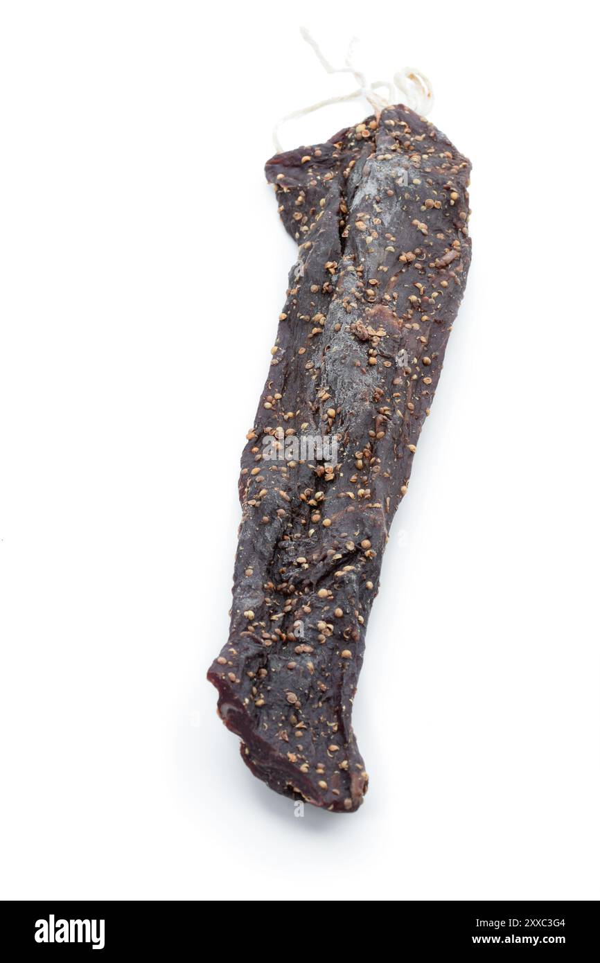 Delikatesse trocken geräuchertes Rindfleisch isoliert auf weiß Stockfoto Delikatesse trocken geräuchertes Rindfleisch isoliert auf weiß Stockfoto