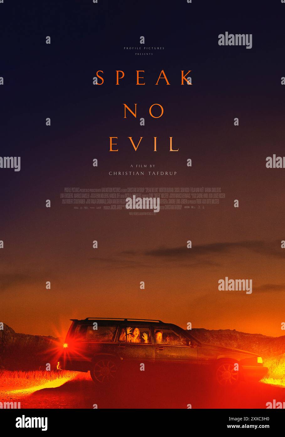 Speak No Evil (2022) von Christian Tafdrup mit Morten Burian, Sidsel Siem Koch und Fedja van Huêt. Eine dänische Familie besucht eine niederländische Familie, die sie während eines Urlaubs kennengelernt hat. Was eigentlich ein idyllisches Wochenende sein sollte, beginnt langsam zu entwirren, während die Dänen versuchen, trotz Unannehmlichkeiten höflich zu bleiben. Werbeplakat ***NUR REDAKTIONELLE VERWENDUNG***. Quelle: BFA / Profilbilder Stockfoto