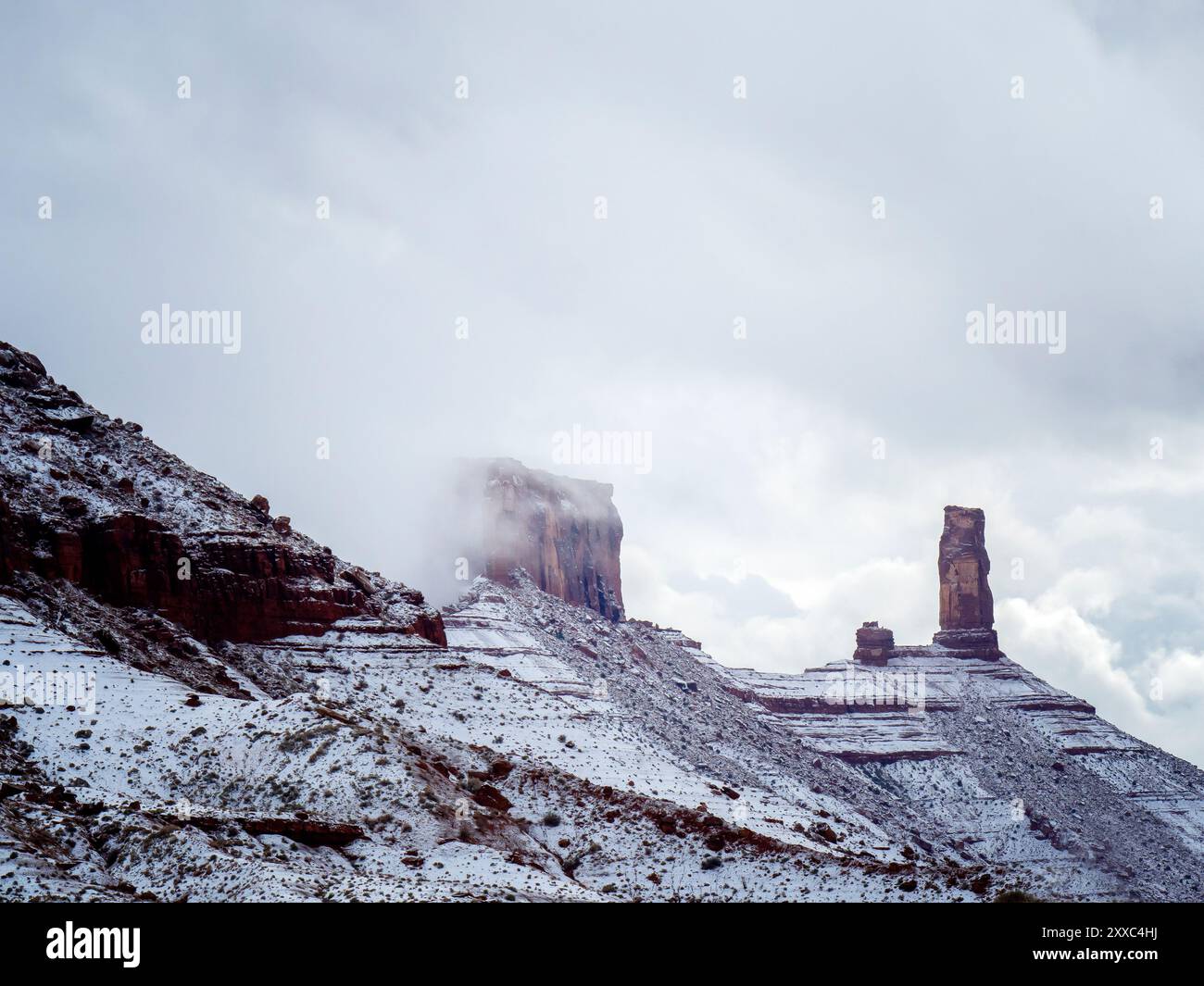 Wir sind in einen Schneesturm geraten, als wir beschlossen, den Fishers Tower in der Nähe von Moab zu wandern. Auf dem Weg zum Ausgangspunkt, rote Felsformation in der Ferne. Stockfoto