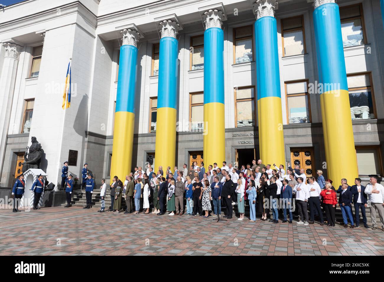 Volksabgeordnete und Vertreter des Apparates des Obersten Rates der Ukraine werden beim zeremoniellen Hissen der ukrainischen Nationalflagge und Singen der Nationalhymne an den Mauern des Obersten Rates der Ukraine am Nationalflaggentag der Ukraine gesehen. Eine feierliche Zeremonie fand in der Nähe der Werchowna Rada am Tag der Staatsflagge statt. An der Konferenz nahmen die Führer des Parlaments, Volksabgeordnete und Vertreter des Rada-Apparats Teil. "Unsere Flagge ist dieses Symbol, der Marker, das Muster, das mit der Ukraine kombiniert wird, mit ihrer Freiheit und ihrem Mut des ukrainischen Volkes Stockfoto