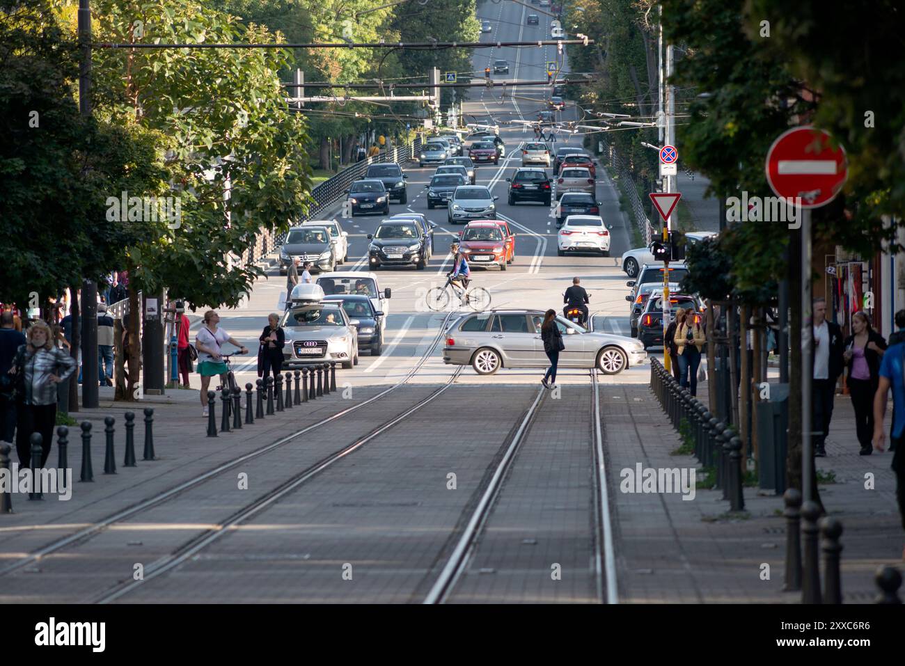 Geschäftige urbane Straßenszene während der Hauptverkehrszeit mit Pendlern und Radfahrern in der Innenstadt von Sofia Bulgarien, Osteuropa, Balkan, EU Stockfoto