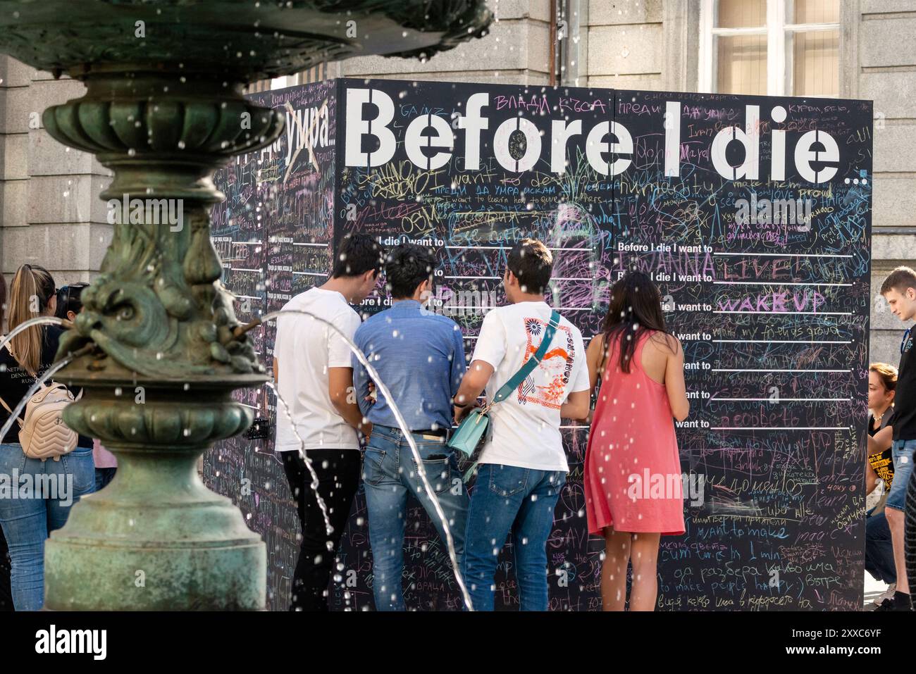 Menschen schreiben und lesen Nachrichten an einer Tafel oder an einer Tafel für das interaktive Kunstprojekt Before I die Public in Sofia Bulgarien, Balkan Stockfoto