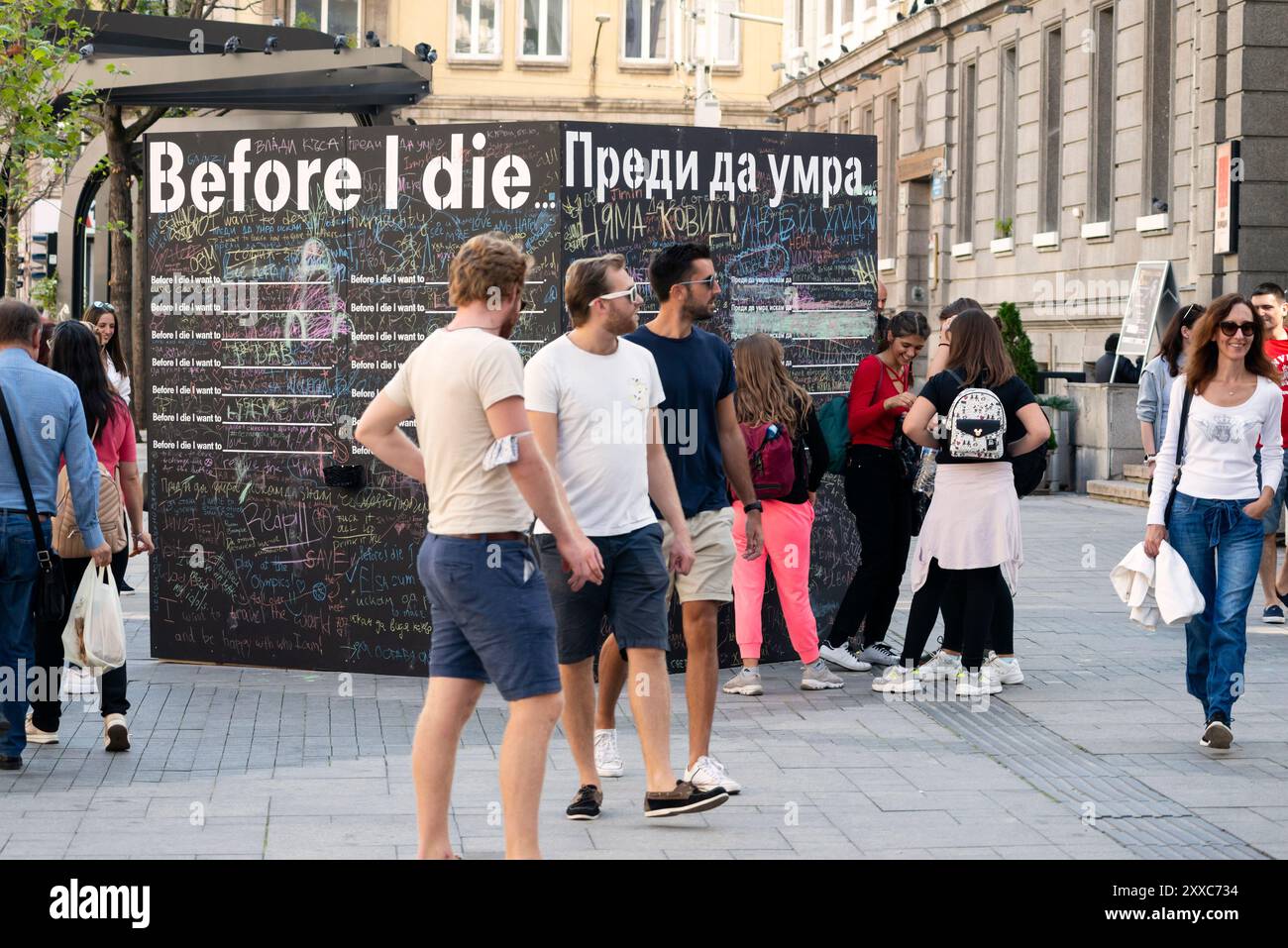 Before I die öffentliches interaktives Kunstprojekt und People Walking Rund um Sofia Bulgarien wie im Oktober 2020 gesehen Stockfoto