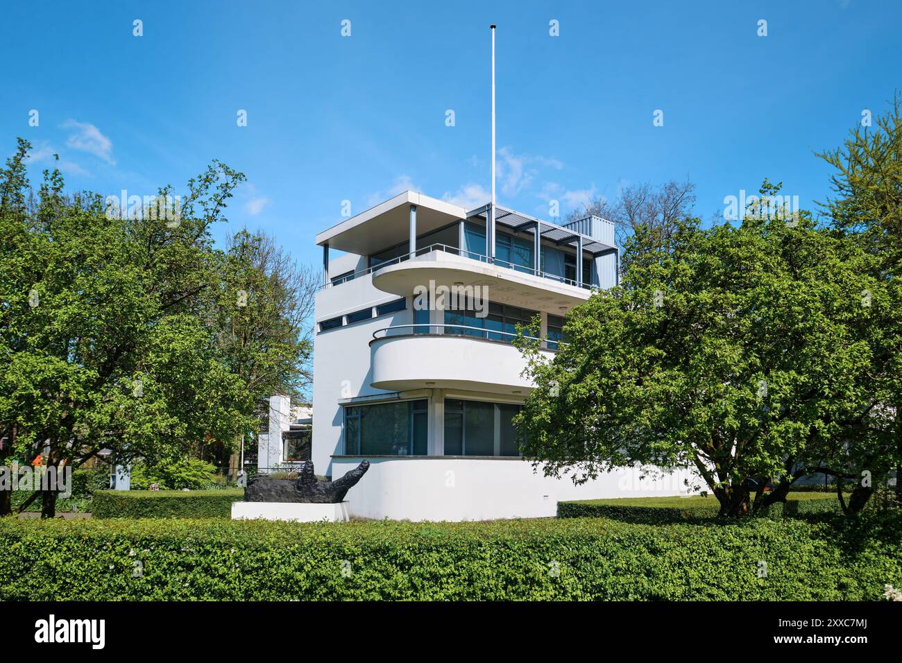 Rotterdam, Niederlande - 10. April 2024: Chabot Museum im Museumspark. Dem niederländischen Bildhauer Henk Chabot gewidmet. Neue weiße Villa im Objektivstil Stockfoto