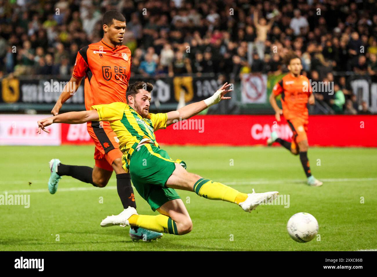 Den Haag, Niederlande. August 2024. DEN HAAG, NIEDERLANDE - 23. AUGUST: Lee Bonis vom ADO den Haag wird am 23. AUGUST 2024 im Bingoal Stadion in den Haag von Mawouna Amevor vom FC Volendam beim niederländischen Keuken Kampioen Divisie Spiel zwischen ADO den Haag und dem FC Volendam herausgefordert. (Foto: Hans van der Valk/Orange Pictures) Credit: dpa/Alamy Live News Stockfoto