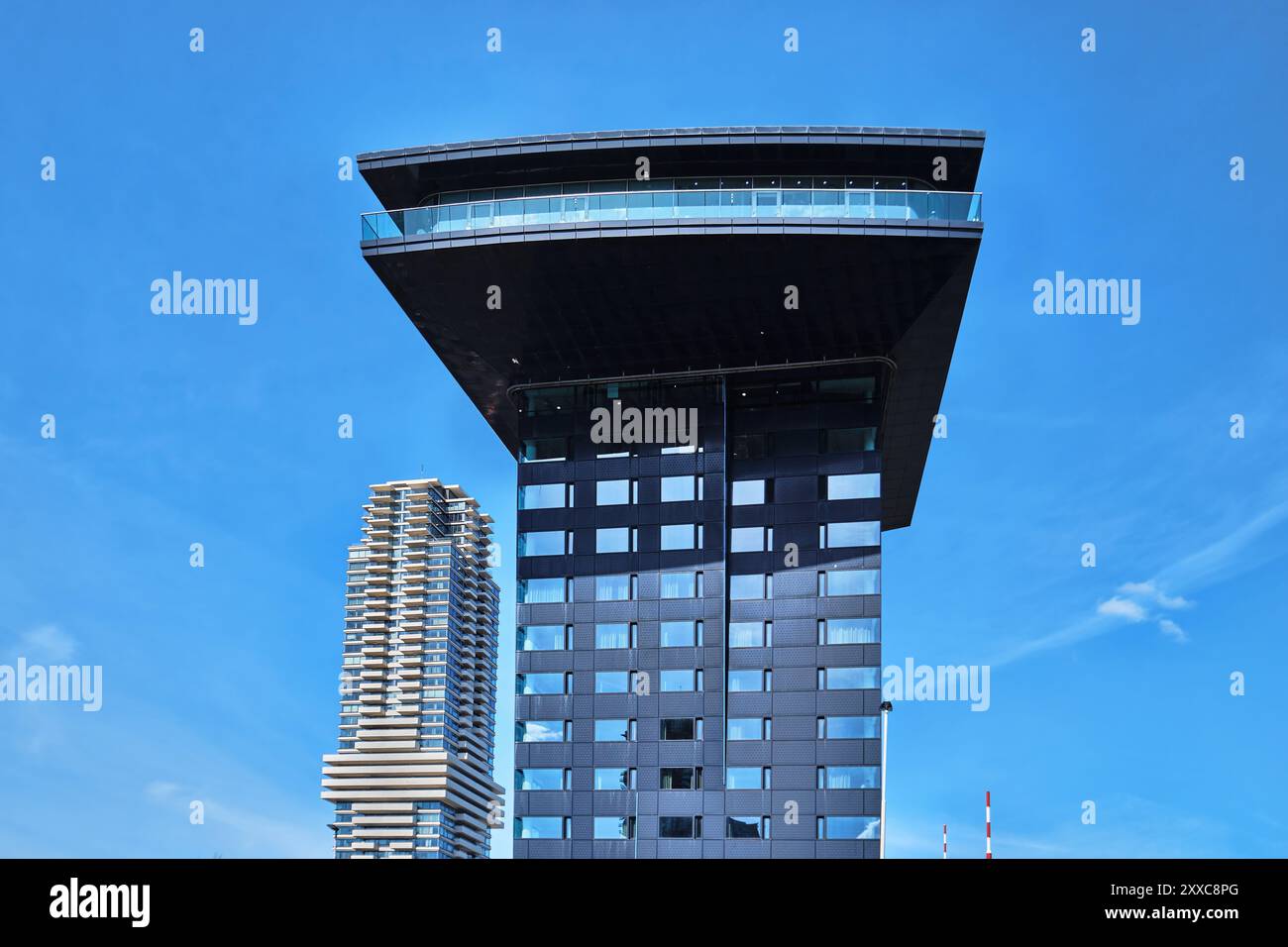 Rotterdam, Niederlande - 10. April 2024: Das 4-Sterne ehemalige Inntel Hotels neu Doubletree by Hilton entworfen von MAS Architectuur Stockfoto Rotterdam, Niederlande - 10. April 2024: Das 4-Sterne ehemalige Inntel Hotels neu Doubletree by Hilton entworfen von MAS Architectuur Stockfoto
