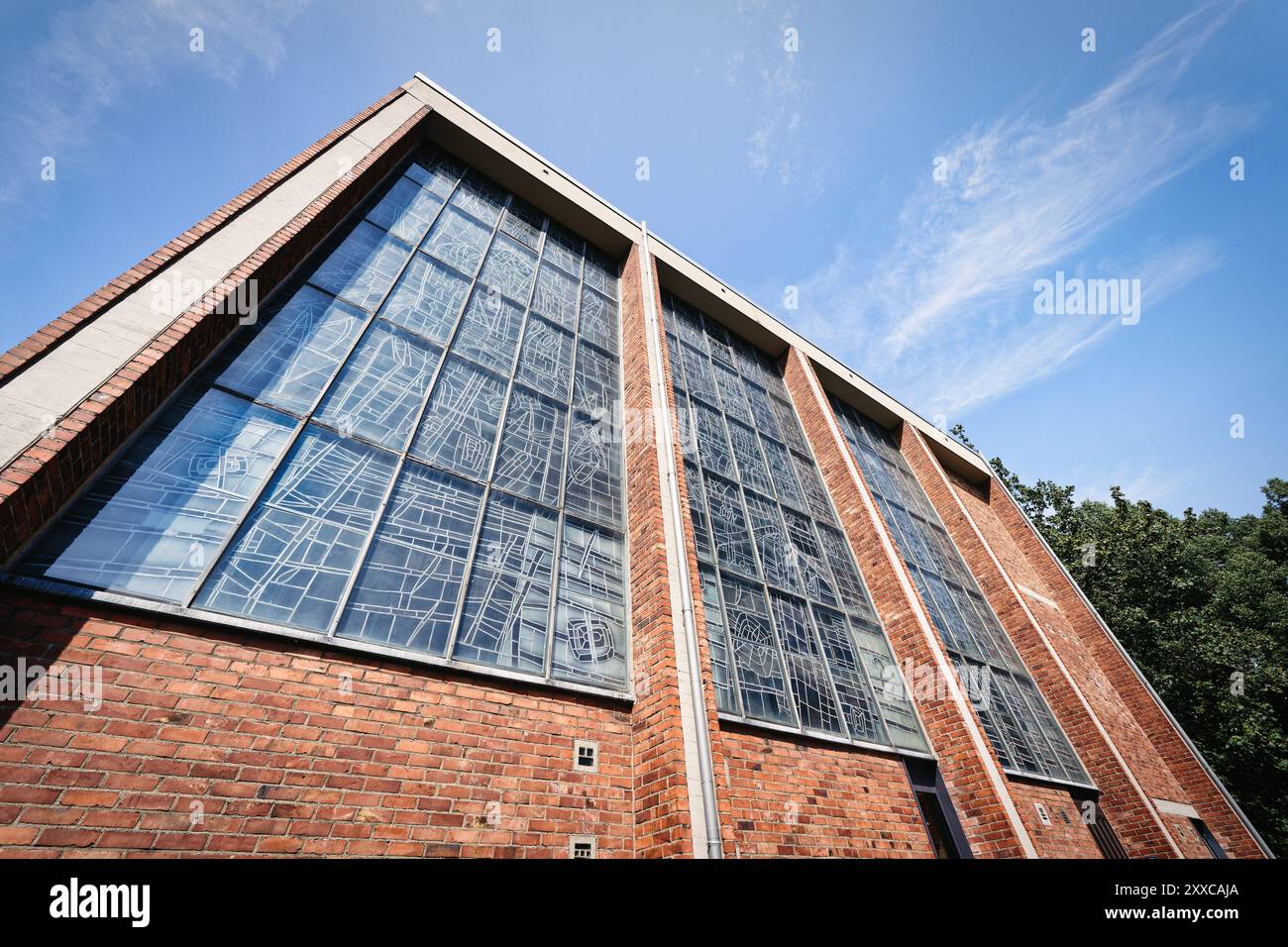 Die ehemalige römisch-katholische Pfarrkirche St. Bartholomäus in Köln Ehrenfeld, heute als Kolumbarium genutzt, in dem die Asche des Verstorbenen beigesetzt ist Stockfoto