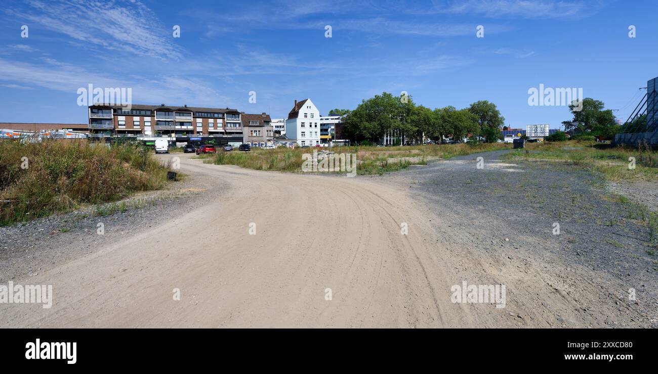 Köln, Deutschland 22. August 2024: Noch unerschlossenes Brachfeld auf dem Gelände des ehemaligen Güterbahnhofs in köln ehrenfeld im Sommer 2024 Stockfoto