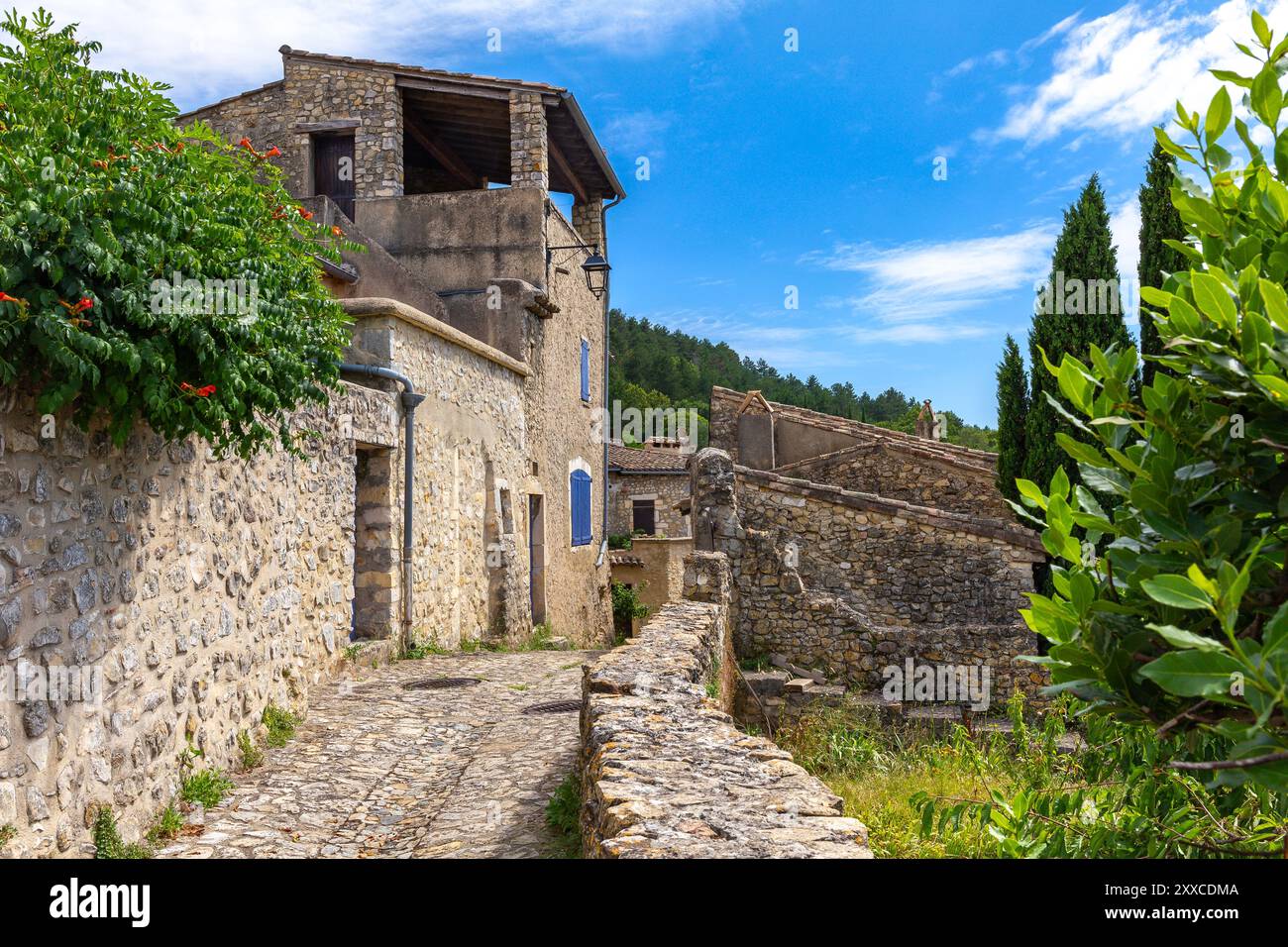 Mirmande, eines der schönsten Dörfer Frankreichs, Drôme. Stadt im Südosten Frankreichs. Mirmande ist ein malerisches mittelalterliches Dorf auf einem Hügel Stockfoto