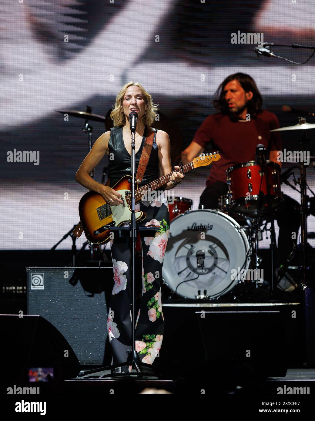 BARCELONA, SPANIEN - 24. Juni 2024: Sheryl Crow tritt auf der Bühne im Poble Espanyol auf. Stockfoto