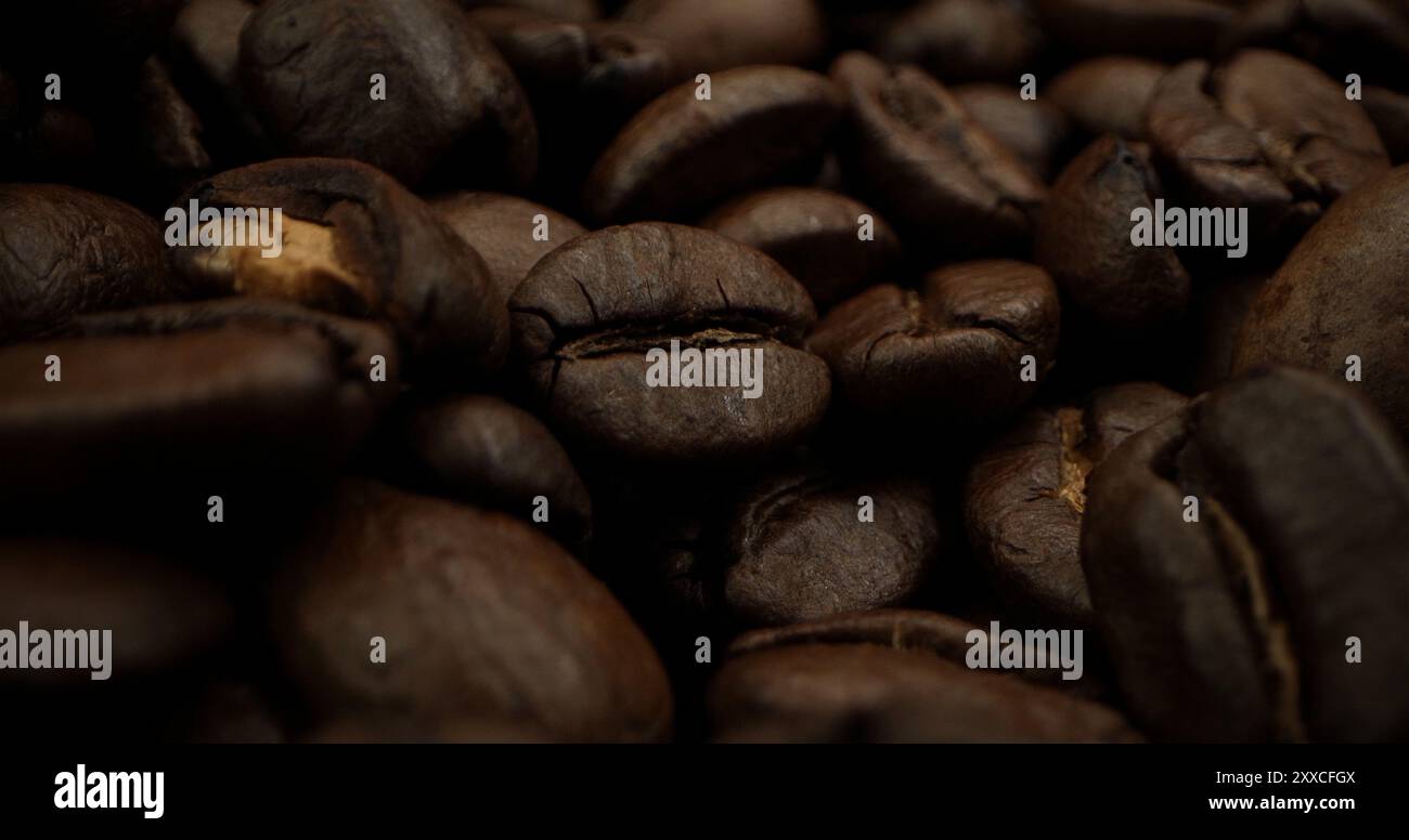 Ein Haufen Kaffeebohnen, die zusammen gestapelt sind und zu einer köstlichen Tasse Kaffee gebrüht werden können. Nahaufnahme gerösteter Arabica-Kaffeebohnen. Verschiedene Typen Stockfoto