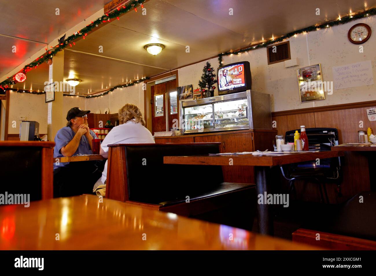 Gäste des American Diner in der Nähe des Black Moshannon State Park sehen CNBC Business News, während sie essen. Stockfoto