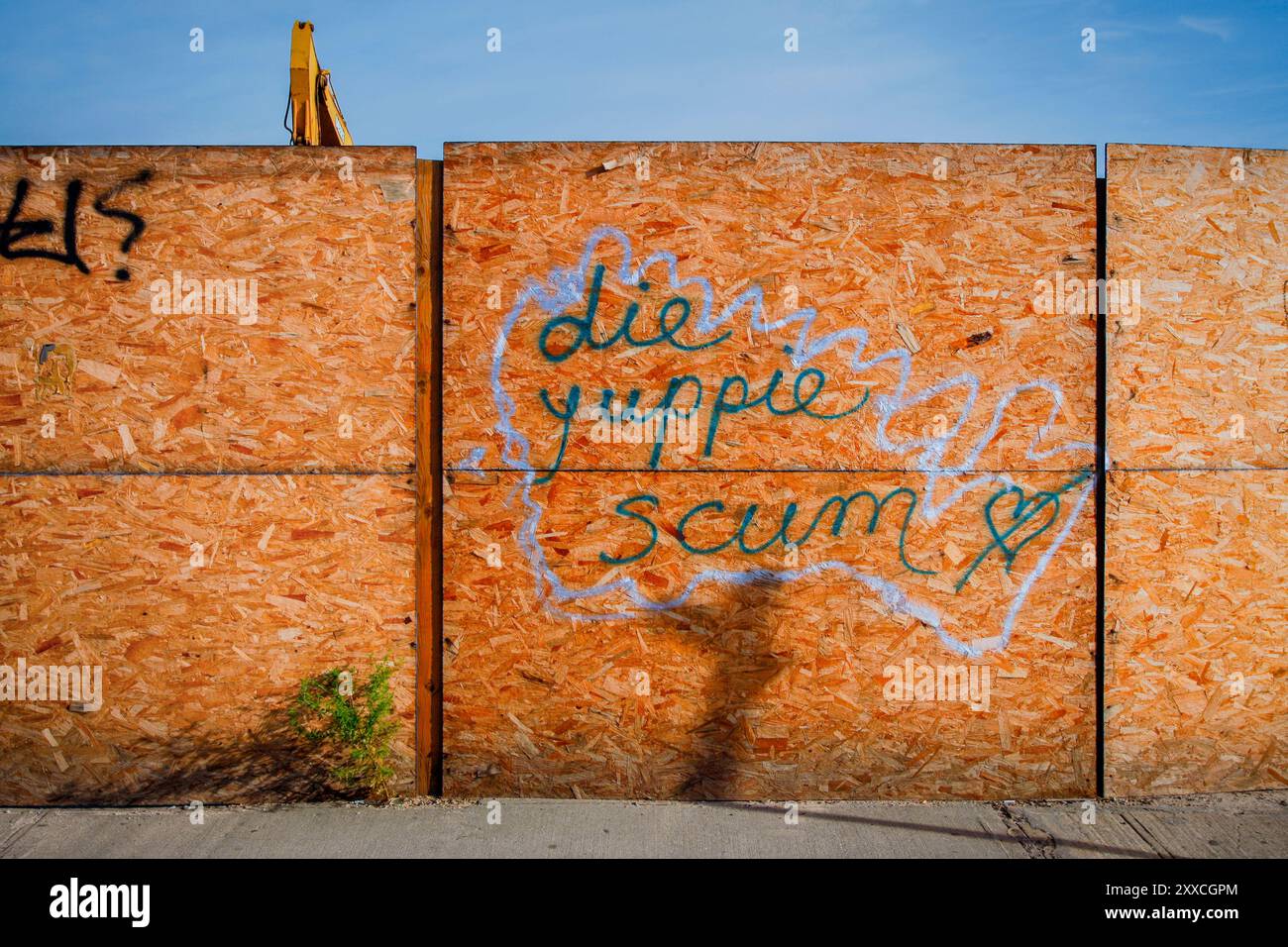 Ein Grafitti an einer Baumauer in Williamsburg sagt: " Die Yuppie Scum". Stockfoto