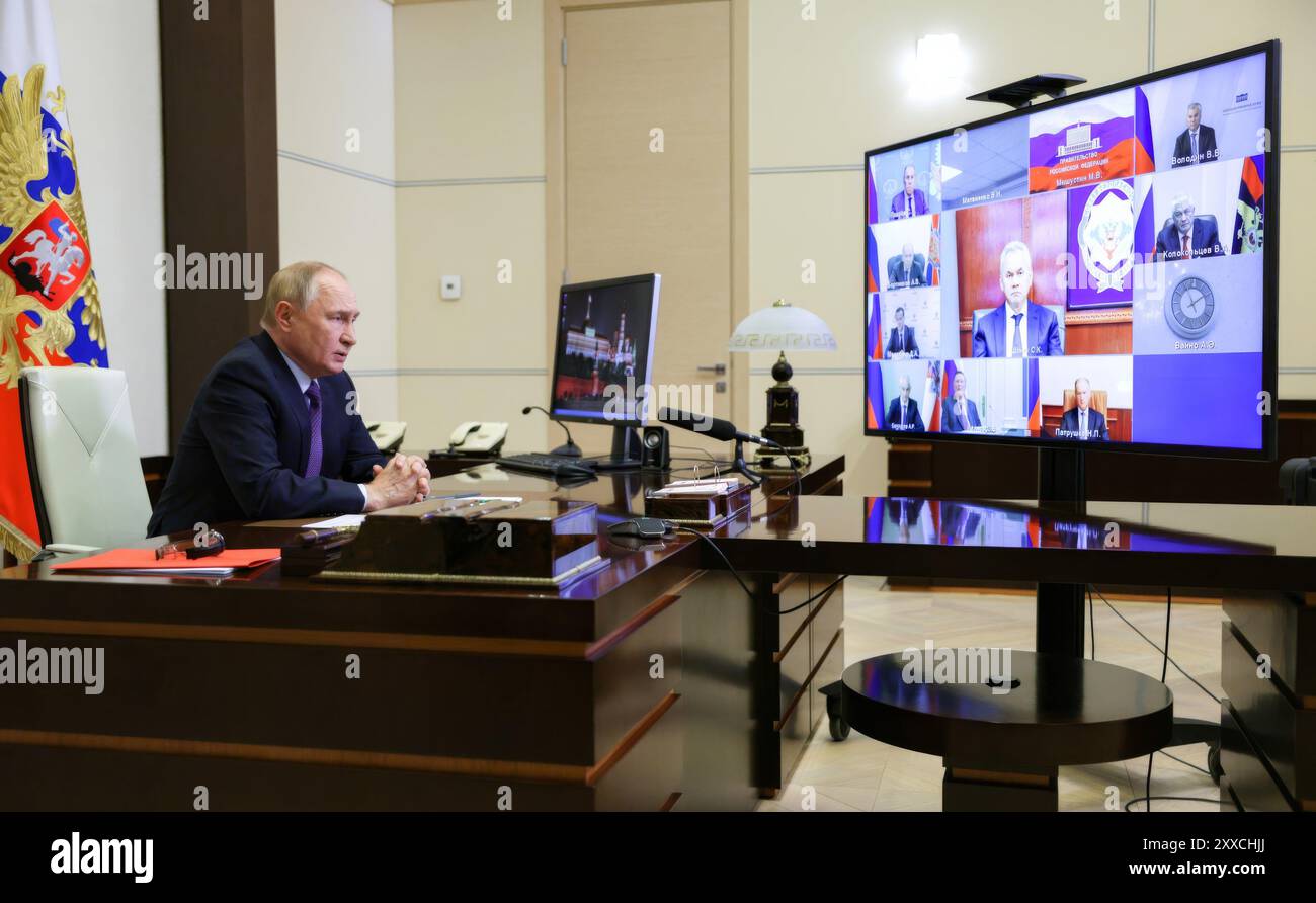 Novo-Ogaryovo, Russland. August 2024. Der russische Präsident Wladimir Putin hält eine Videokonferenz mit den ständigen Mitgliedern des Sicherheitsrats ab, um den ukrainischen Einmarsch in die Regionen Belgorod, Brjansk und Kursk von der Präsidentenresidenz am 23. August 2024 in Novo-Ogarjowo, Oblast Moskau, Russland, zu diskutieren. Quelle: Gavriil Grigorov/Kreml Pool/Alamy Live News Stockfoto