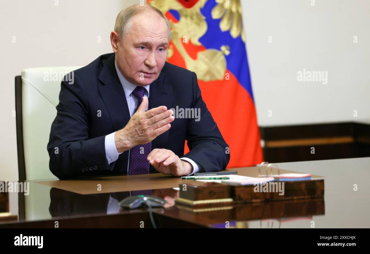 Novo-Ogaryovo, Russland. August 2024. Der russische Präsident Wladimir Putin hält eine Videokonferenz mit den ständigen Mitgliedern des Sicherheitsrats ab, um den ukrainischen Einmarsch in die Regionen Belgorod, Brjansk und Kursk von der Präsidentenresidenz am 23. August 2024 in Novo-Ogarjowo, Oblast Moskau, Russland, zu diskutieren. Quelle: Gavriil Grigorov/Kreml Pool/Alamy Live News Stockfoto