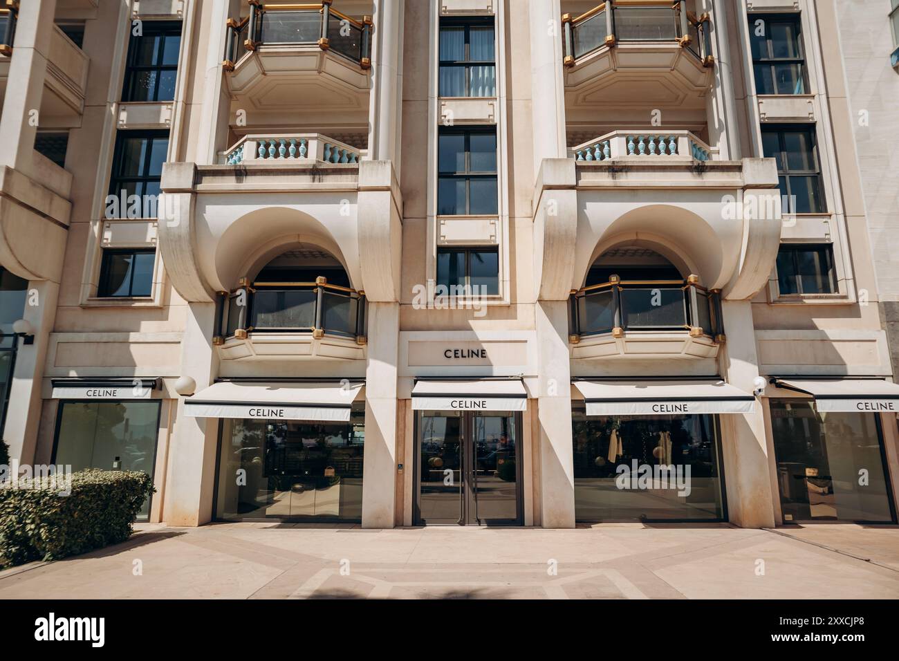 Cannes, Frankreich - 1. August 2024: Fassade der Boutique Celine in Cannes Stockfoto