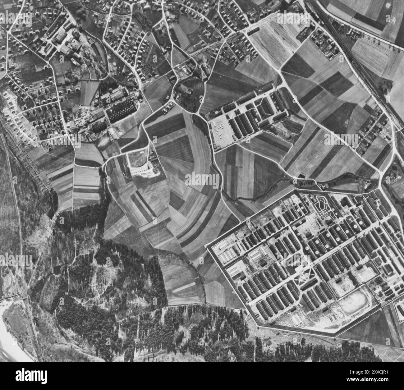 Luftaufnahme des Deutschen Kriegsgefängnisses Stalag 7A in der Nähe von Moosburg, Bayern, Deutschland, wo Tausende von uns Kriegsgefangenen zusammen mit Tausenden alliierter Gefangener verschiedener Nationalitäten inhaftiert wurden Stockfoto