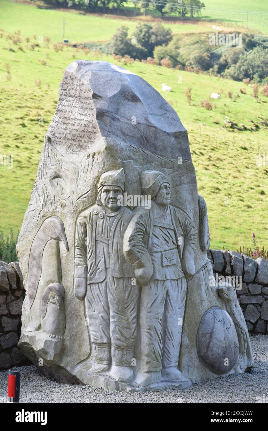 Bruce Walkers Granitdenkmal für die antarktischen Entdecker Captain Scott und Dr. Wilson in Glen Prosen, Angus, Schottland. Beschriftung sichtbar. Stockfoto