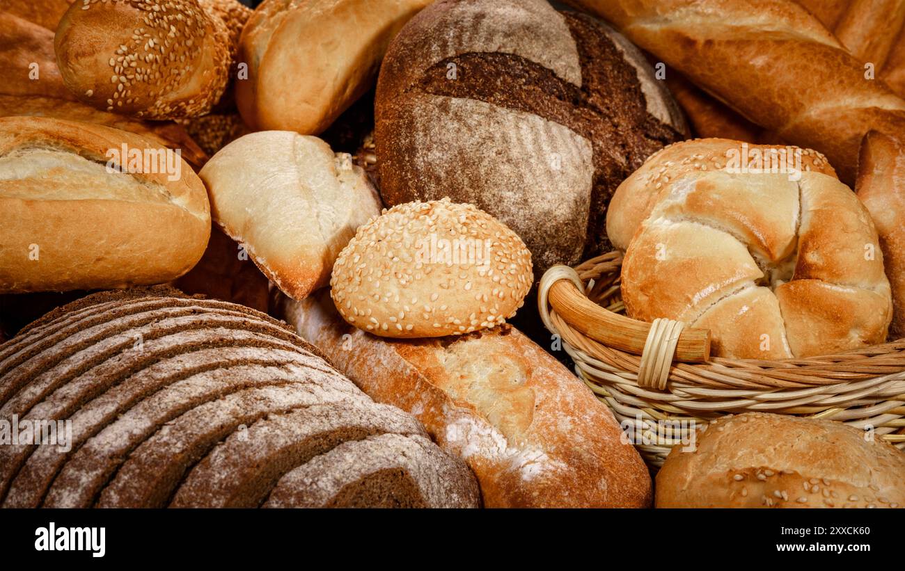 Brot. Verschiedene Brotsorten. Backwaren. Frisches duftendes Brot auf dem Tisch. Lebensmittelkonzept. Verschiedene Brotsorten. Leckeres Hefebrot. Stockfoto