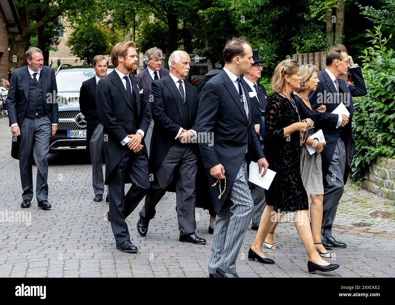 Anholt, Deutschland. August 2024. Anholt, Deutschland 2308-2024 Rudolf Herzog von Croy mit seinem Sohn Carl Philip Prinz von Croy Beerdigung Carl Philipp Furst zu Salm-Salm der Kopf der ehemaligen Anholter Königsfamilie starb am Dienstag, 6. August, im Alter von 91 Jahren. Credit: Albert Nieboer Netherlands OUT Point de Vue OUT/dpa/Alamy Live News Stockfoto