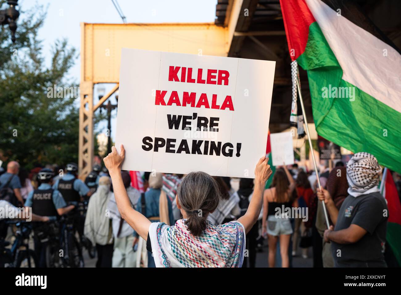 Ein pro-palästinensischer Demonstrant hält ein Schild, das Kamala Harris knallt, auf dem "Killer Kamala Wir sprechen, während wir gegen die DNC in Chicago marschieren. Stockfoto