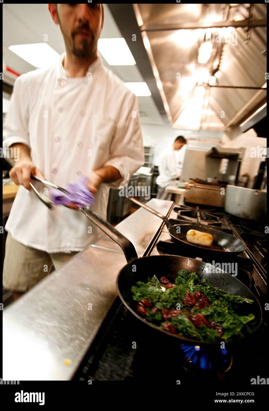 Ataour Rahman arbeitet als Kellner im gehobenen Restaurant Colors in New York. Das Restaurant wurde von ehemaligen Arbeitern im Restaurant Windows of the World im World Trade Center gegründet. / A-Magasinet Stockfoto