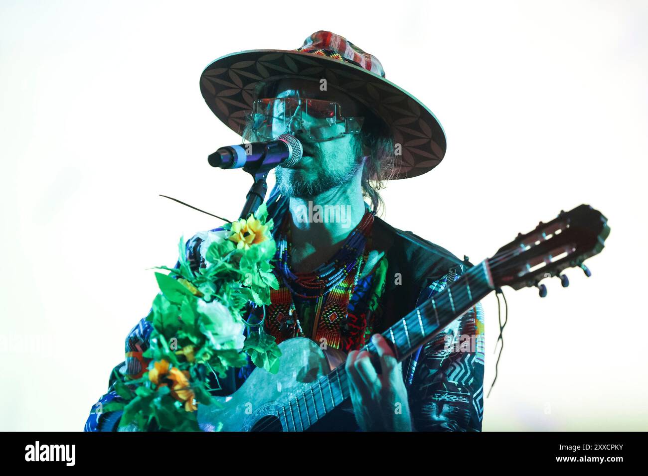 Porto, Portugal. August 2024. Sebastian Pringle von der englisch-spanischen Folk- und Folktronica-Band Crystal Fighter tritt live beim Musikfestival Vilar de Mouros 2024 auf. (Foto: Diogo Baptista/SOPA Images/SIPA USA) Credit: SIPA USA/Alamy Live News Stockfoto