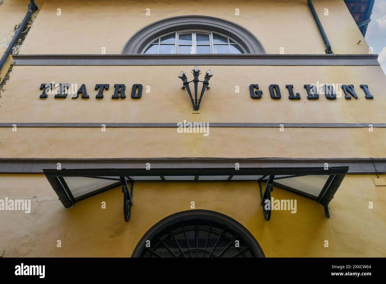 Äußere und Schild des Teatro Goldoni historischen Theaters (1817) in der Gegend von Oltrarno in Florenz, Toskana, Italien Stockfoto