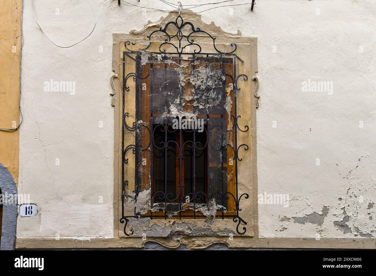 Ein Fenster, das mit der Trompe l'oeil-Technik bemalt wurde, das falsche architektonische Details originalgetreu reproduziert, Florenz, Toskana, Italien Stockfoto Ein Fenster, das mit der Trompe l'oeil-Technik bemalt wurde, das falsche architektonische Details originalgetreu reproduziert, Florenz, Toskana, Italien Stockfoto