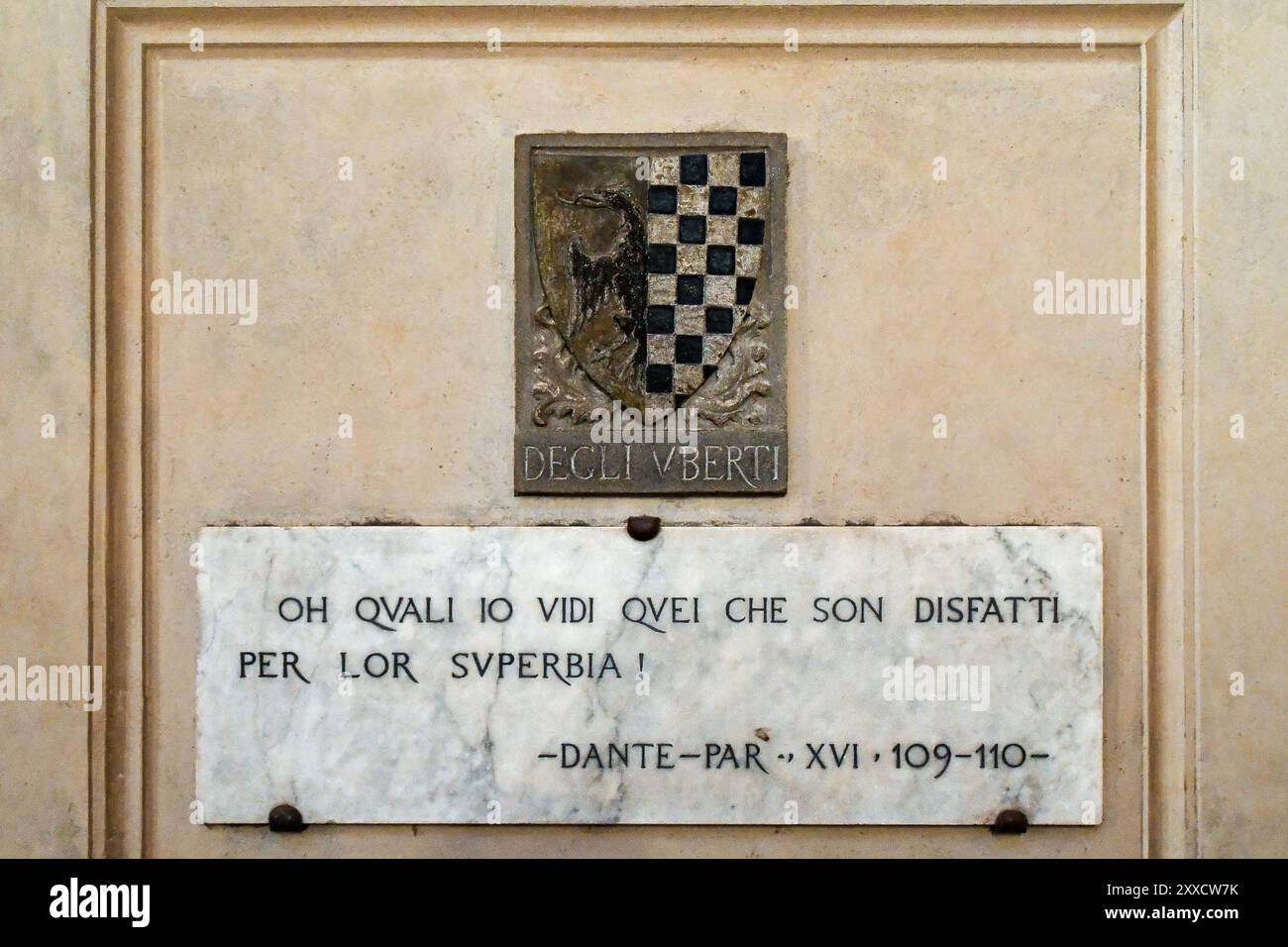 Tafel mit einem Vers der Göttlichen Komödie unter dem Wappen der Familie Uberti im Hof Michelozzo im Palazzo Vecchio, Florenz, Italien Stockfoto