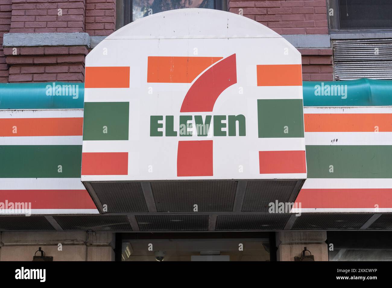 Ansicht des 7-Eleven Stores 3rd Avenue in New York am 23. August 2024, als Seven & i Holdings ein Unternehmen dahinter durch eine mögliche Übernahme durch das kanadische Unternehmen Alimentation Couche-Tard näherte Stockfoto