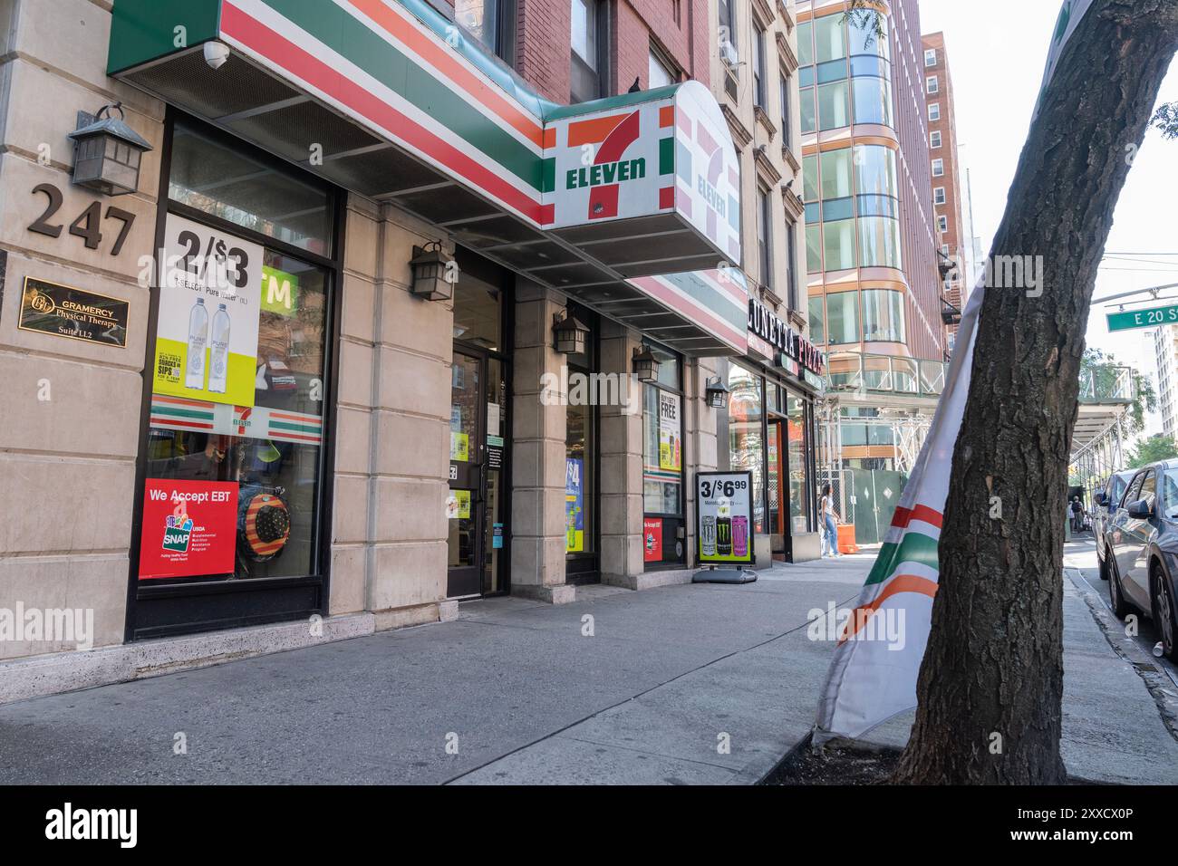 Ansicht des 7-Eleven Stores 3rd Avenue in New York am 23. August 2024, als Seven & i Holdings ein Unternehmen dahinter durch eine mögliche Übernahme durch das kanadische Unternehmen Alimentation Couche-Tard näherte Stockfoto