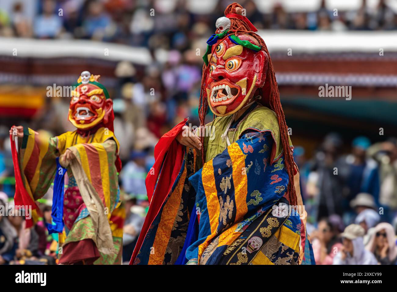 Ladakhi-Mönche tragen traditionelle Trachten und tanzen am 17. Juni 2024 im Hemis-Kloster in Leh, Indien Stockfoto