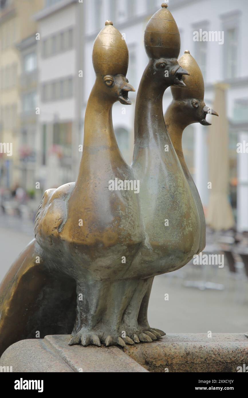 Drei Vogelfiguren, Pfauen, Bronze, Skulptur, Kaiserbrunnen, Marktplatz, Konstanz, Obersee, Bodensee, Bodenseegebiet, Baden-Wuerttemb Stockfoto