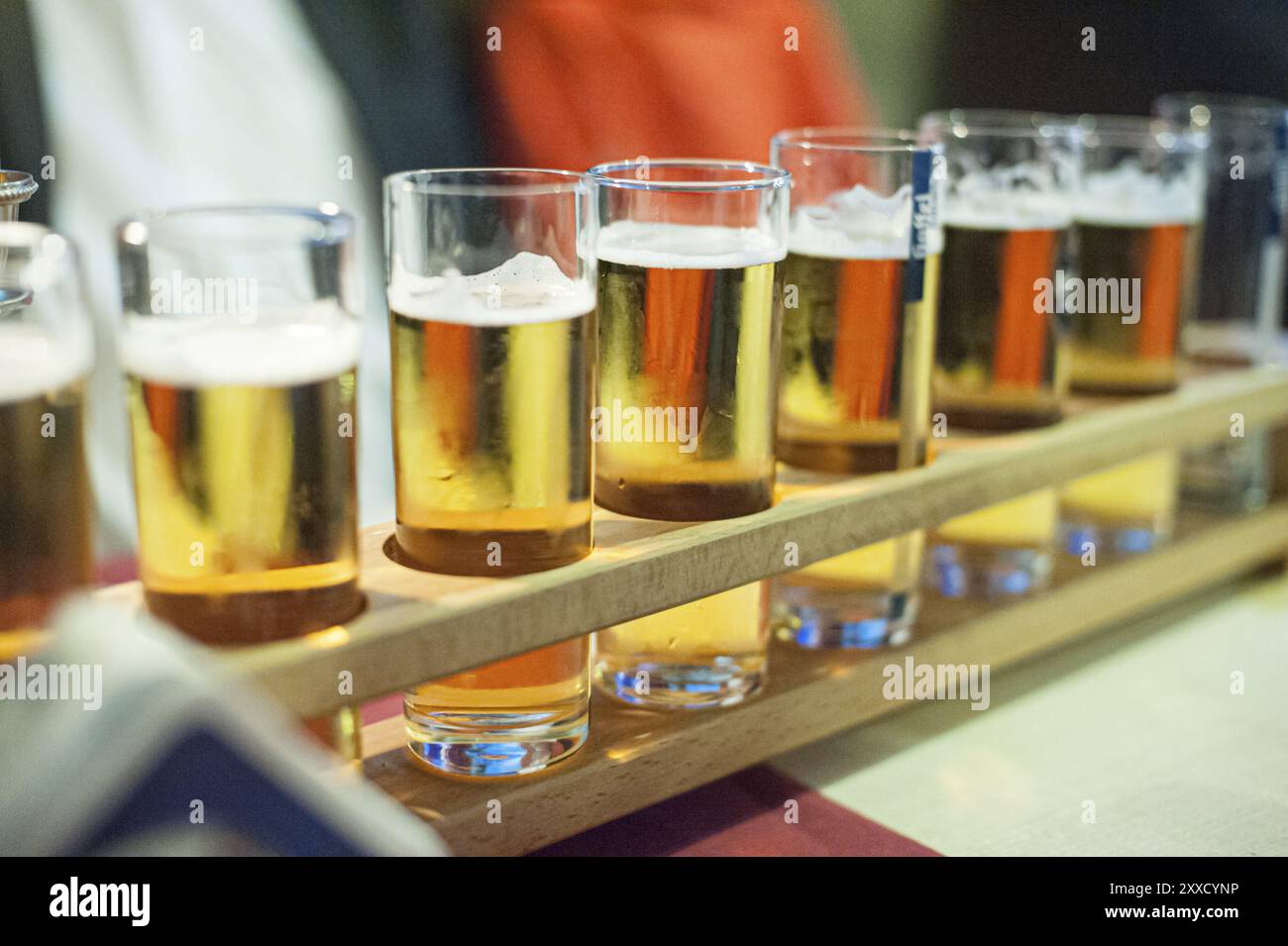 Eine lange Reihe Bier in hohen Gläsern Stockfoto