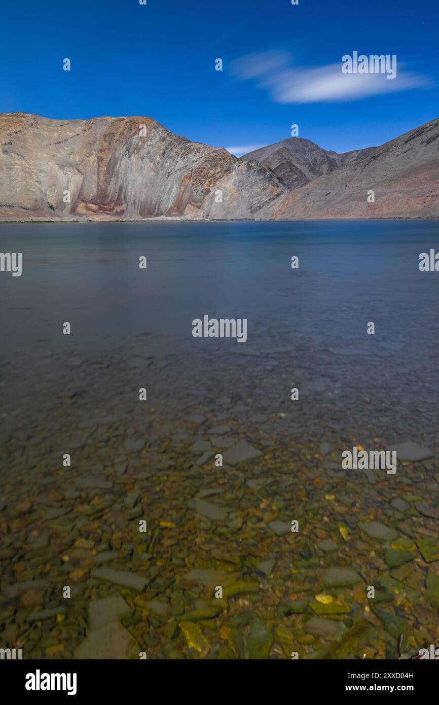 Lange Exposition von Yayatso, einem hochgelegenen See in Ladakh, Indien. Ein neuer Biodiversitäts-Hotspot in einer Höhe von 4820 Metern. Stockfoto
