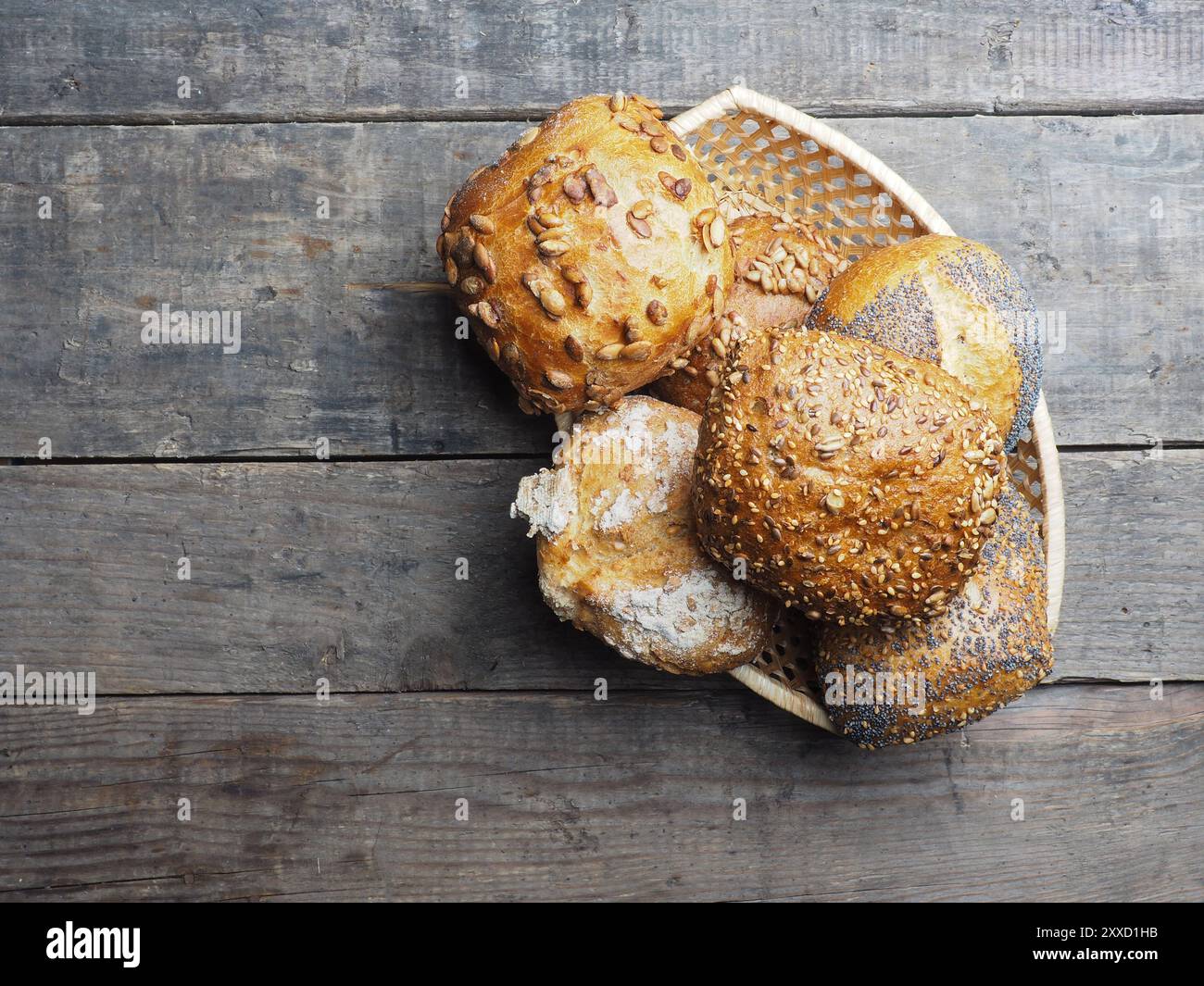 Auswahl an leckeren Bio Brötchen im Korb auf eine rustikale Küche Tabelle Stockfoto