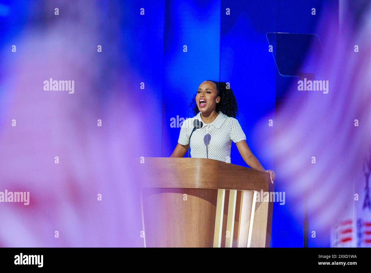 Chicago, Usa. August 2024. Kerry Washington spricht während des vierten Tages der Democratic National Convention (DNC) im United Center. Delegierte, Politiker und Anhänger der Demokratischen Partei treffen sich in Chicago, als die derzeitige Vizepräsidentin Kamala Harris zur Präsidentschaftskandidatin ihrer Partei ernannt wird. Die DNC findet vom 19. Bis 22. August statt. (Foto: Jeremy Hogan/SOPA Images/SIPA USA) Credit: SIPA USA/Alamy Live News Stockfoto