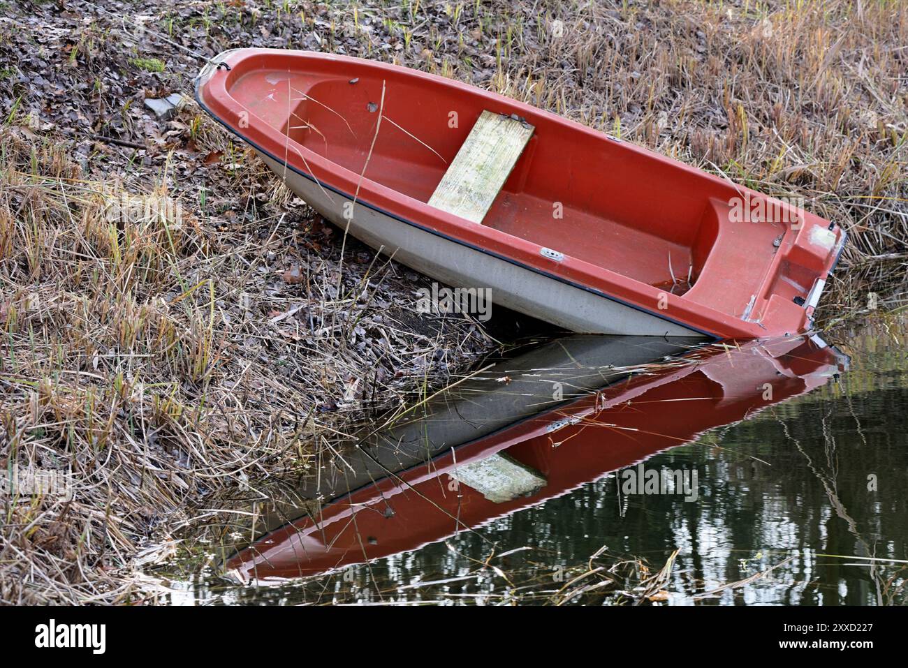 Das Boot ist halb versenkt Stockfoto