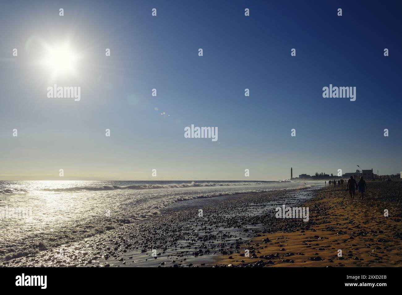 Der Strand von Maspalomas wird von der tiefen Wintersonne beleuchtet Stockfoto